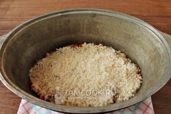Насыпаем в утятницу рис
