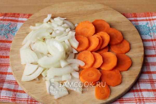 Порезать лук и морковь