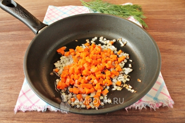 Обжарить лук с морковью