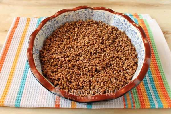 Выложить гречку в форму