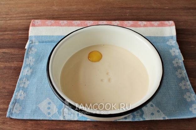 Добавить яйцо и масло