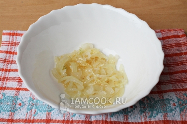 Положить лук в салатник