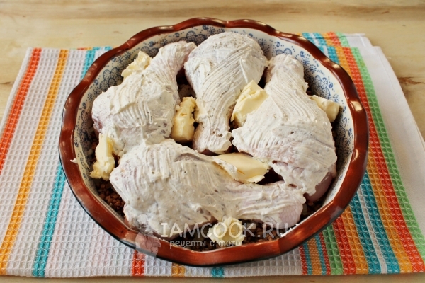 Смазать курицу сметаной