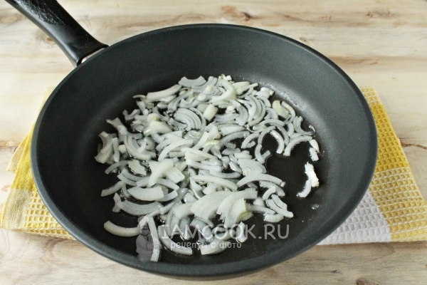 Обжарить лук