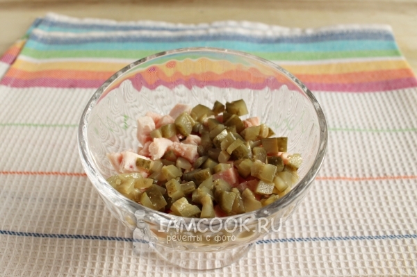 Положить на ветчину огурцы