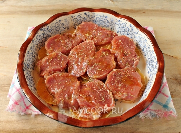 Положить мясо на апельсины