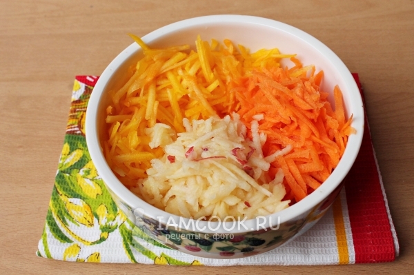 Натереть яблоко, тыкву и морковь