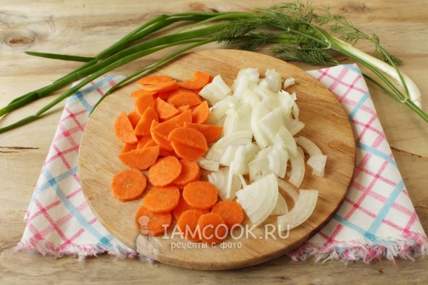 Порезать лук и морковь