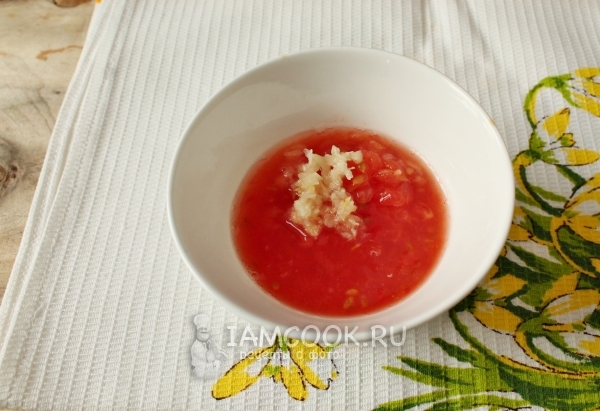 Соединить тертый помидор и чеснок