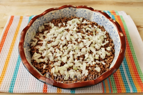 Положить на гречку лук