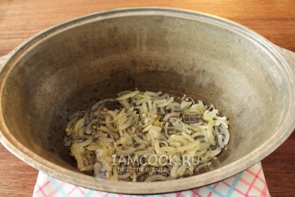 Обжариваем лук