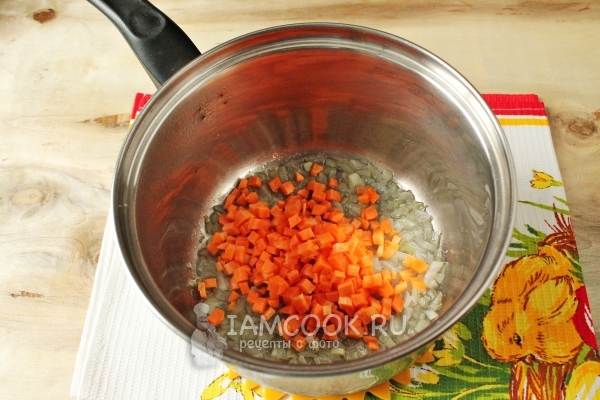 Обжарить лук с морковью