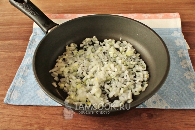 Обжарить лук