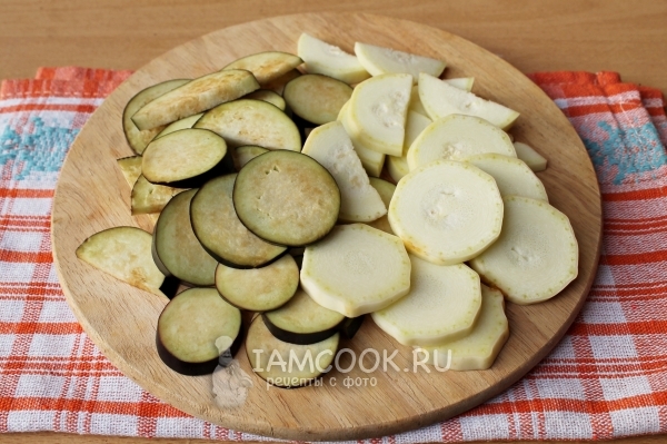 Порезать кабачки и баклажаны
