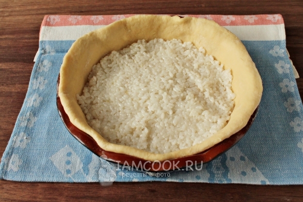 Выложить на тесто рис