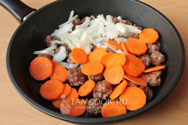 Положить овощи к фаршу