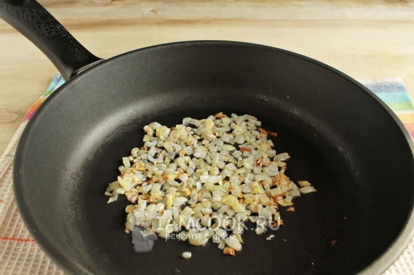 Обжарить лук