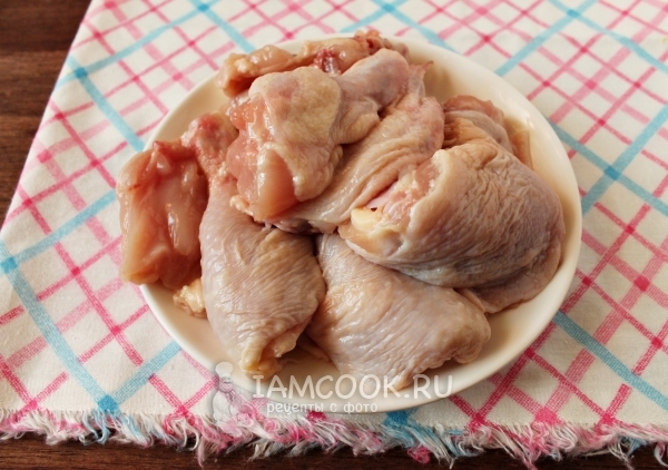 Разделяем курицу на части