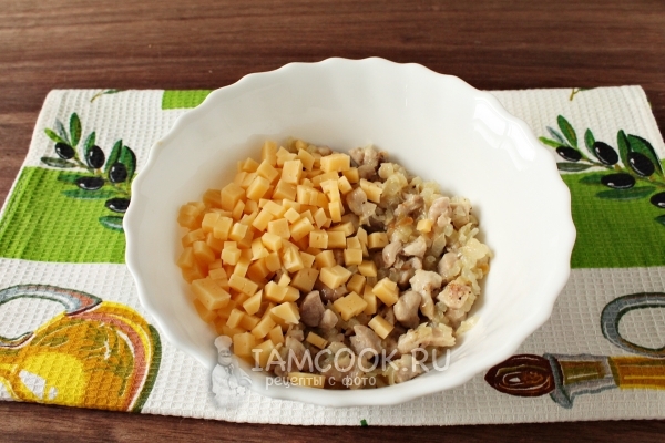 Соединить сыр с курицей