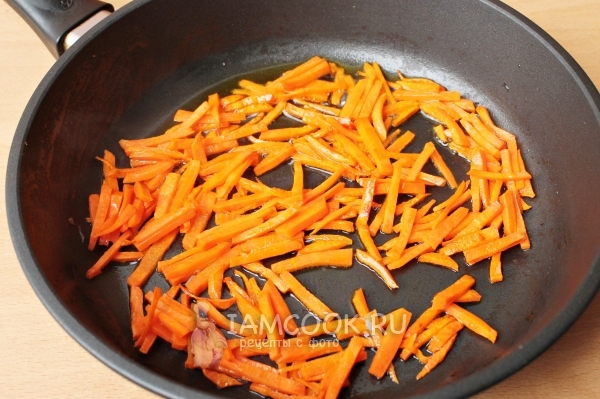 Обжарить морковь