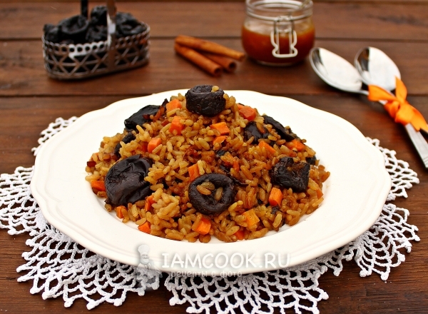 Рецепт сладкого плова с черносливом в мультиварке