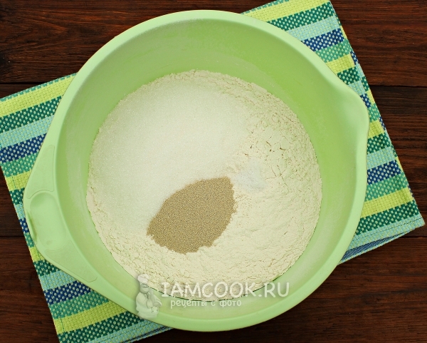 Соединить муку, сахар и дрожжи