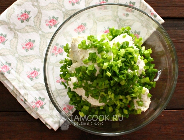 Соединить творожный сыр и зелень