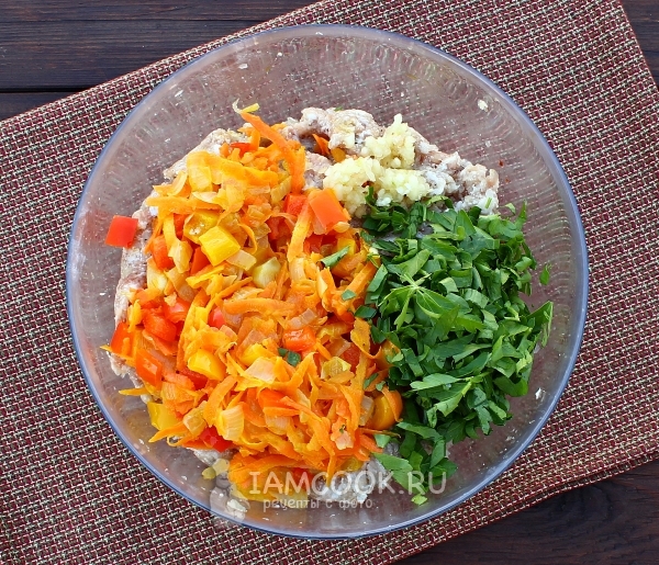 Положить в фарш овощи и зелень