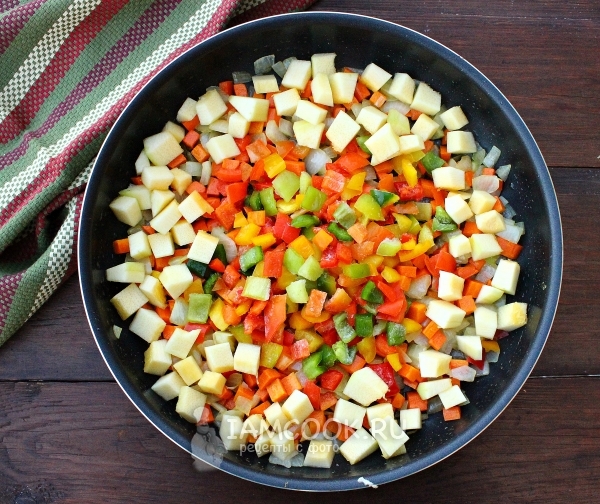 Добавить перец и кабачок