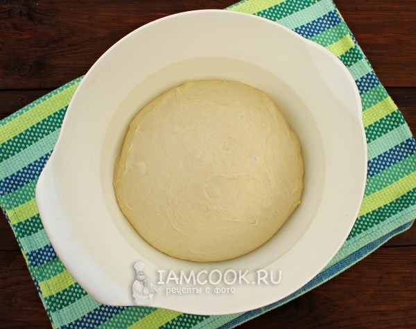 Положить тесто в миску