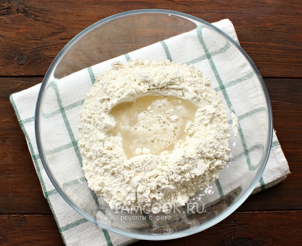 Влить в муку воду