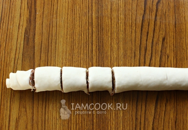 Порезать рулет на кусочки