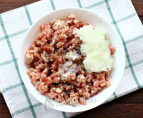 Соединить фарш, лук, соль и перец