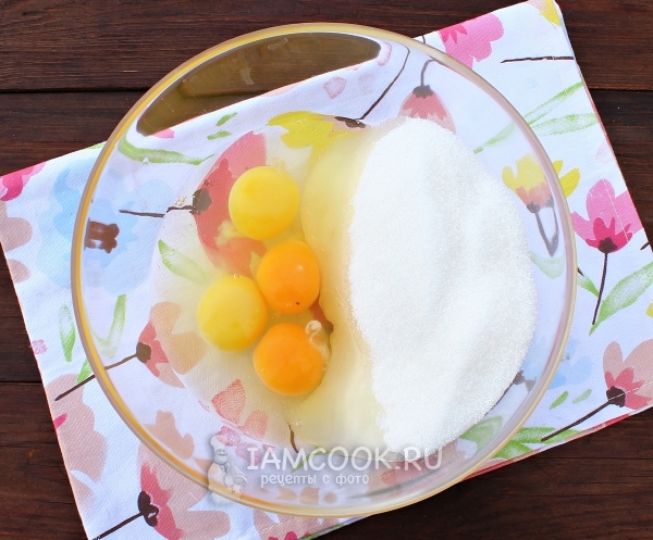 Соединить яйца с сахаром