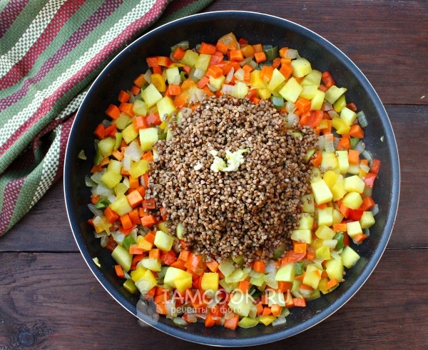 Положить гречку и чеснок