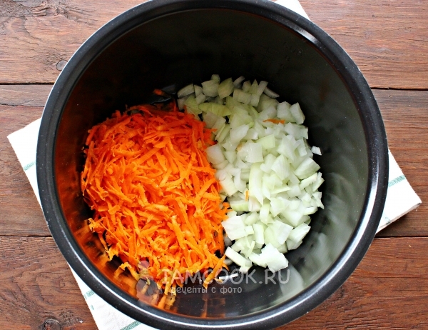 Обжарить лук с морковью