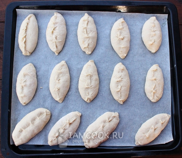 Выложить заготовки на противень