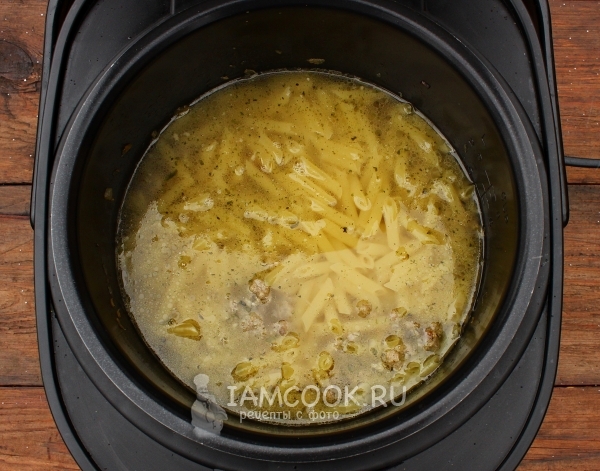 Добавить макароны и воду