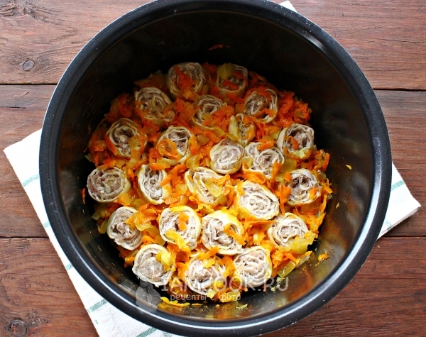 Выложить заготовки на морковь с луком