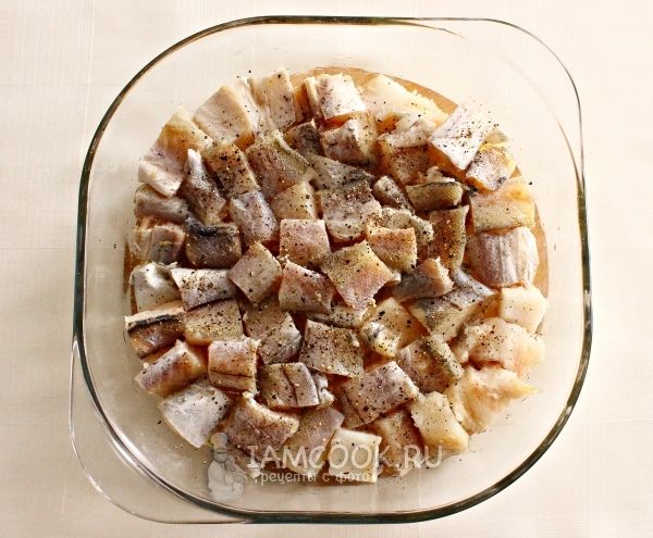 Положить рыбу на картофель