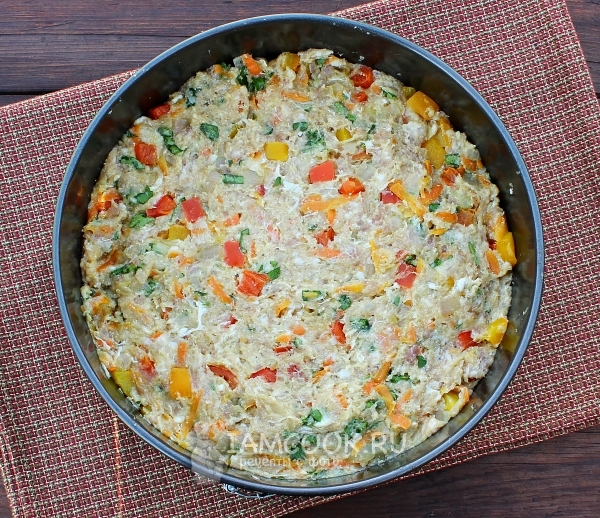 Выложить фарш в форму