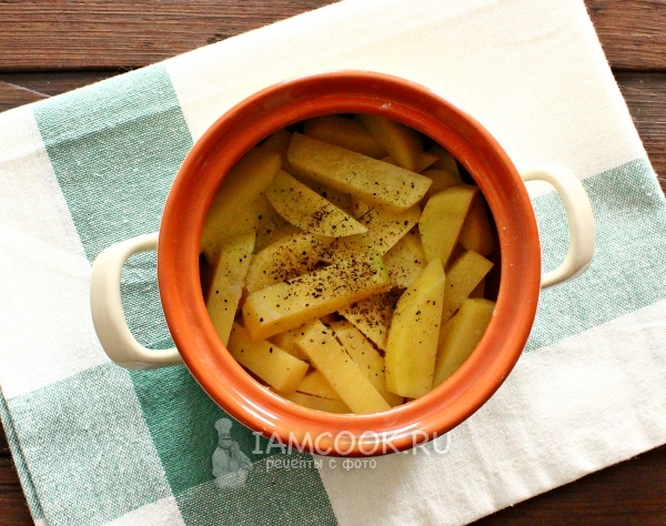 Кладём картошку в горшочек