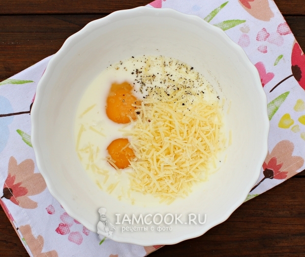 Соединить яйца, молоко и сыр