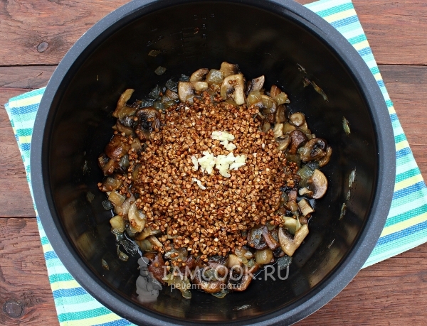 Добавить гречку и чеснок