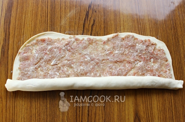 Свернуть тесто с начинкой в рулет