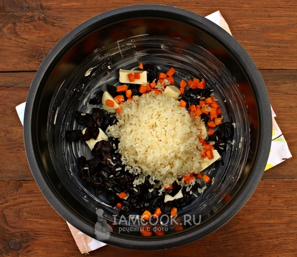 Положить морковь и рис