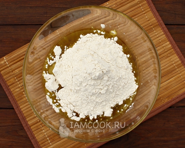 Всыпать муку