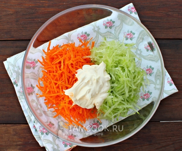 Положить майонез