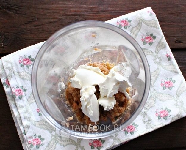 Добавить сыр и сметану