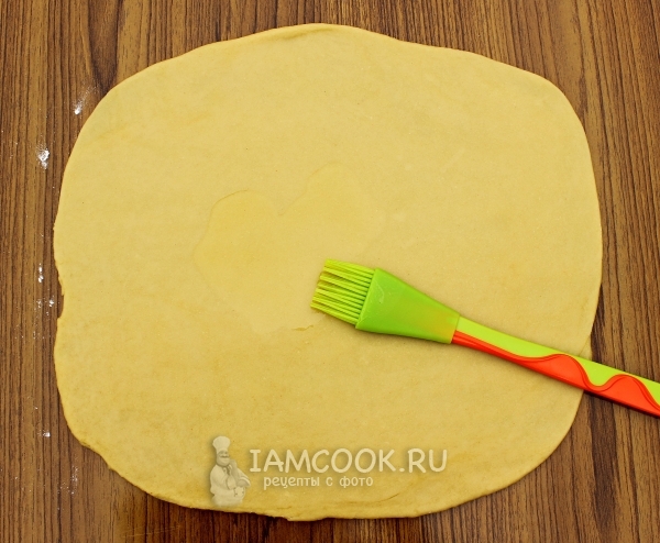 Смазать тесто маслом